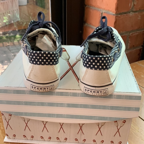 NWOT, Sperry white laced canvas boat shoes w/ print detail - Picture 4 of 6